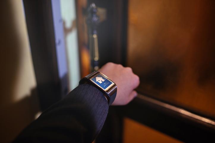 mężczyzna korzystający z aplikacji w smartwatchu