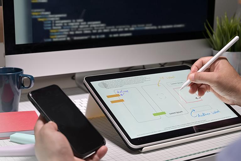 nanoszenie poprawek na projekt z pomocą tabletu graficznego